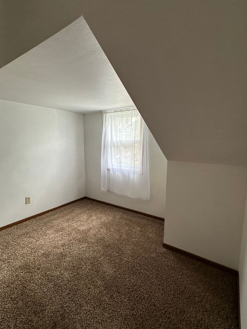 Minot House: 604 4th St NE