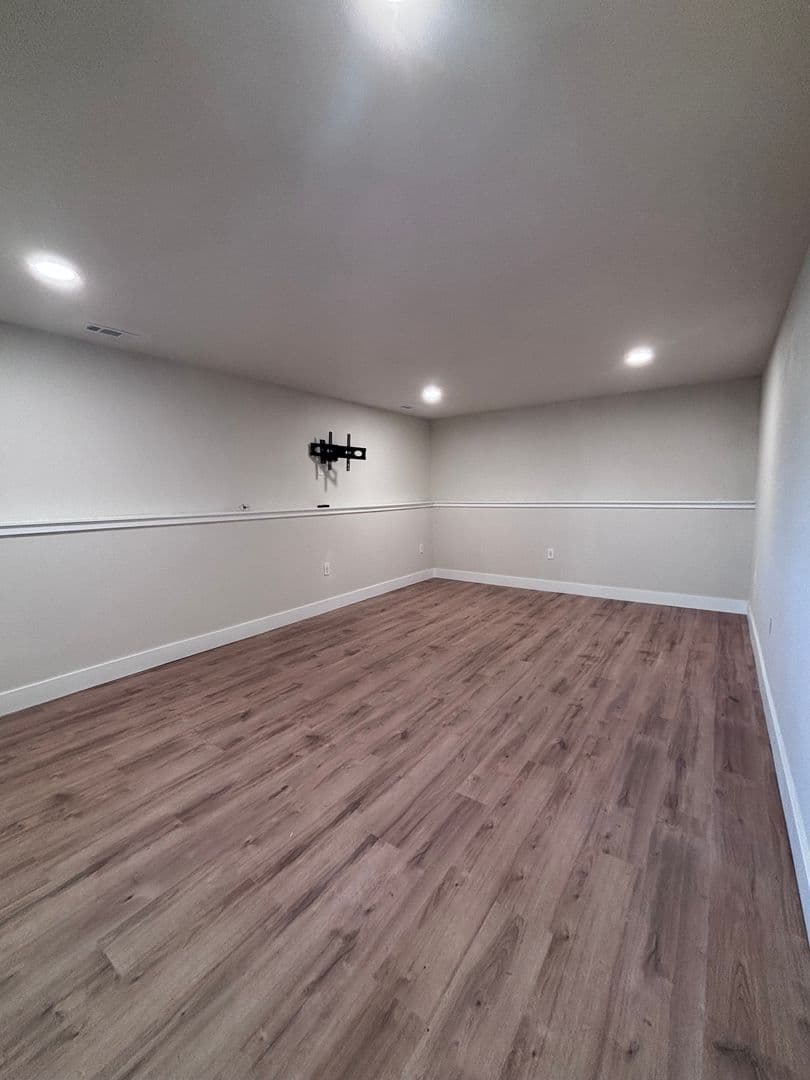 Minot House: 10 Mulberry Loop NE