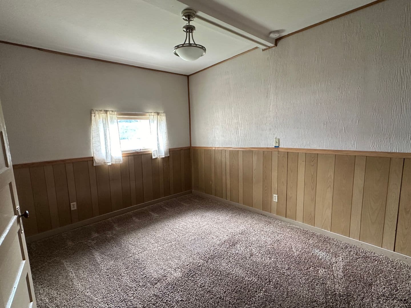 Minot House: 604 4th St NE