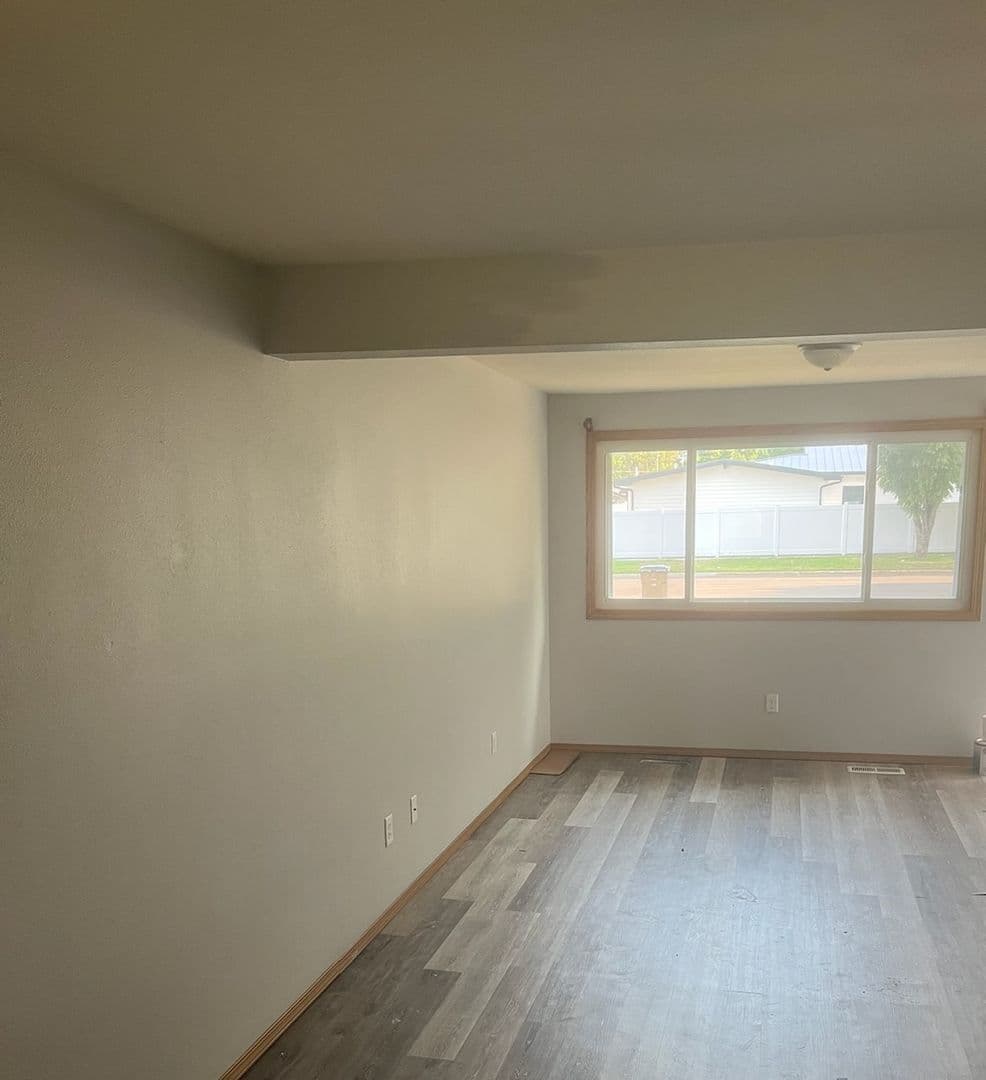 Minot Apartment: 2521-2527 2nd Ave SW