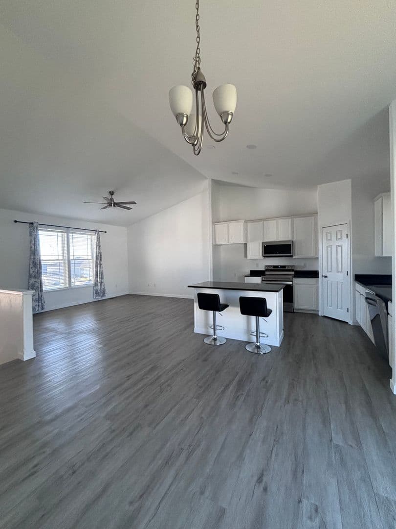 Minot House: 10 Mulberry Loop NE