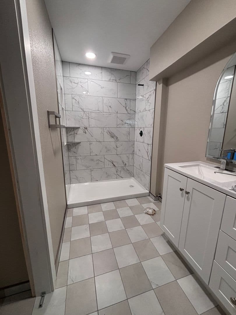 Minot House: 10 Mulberry Loop NE