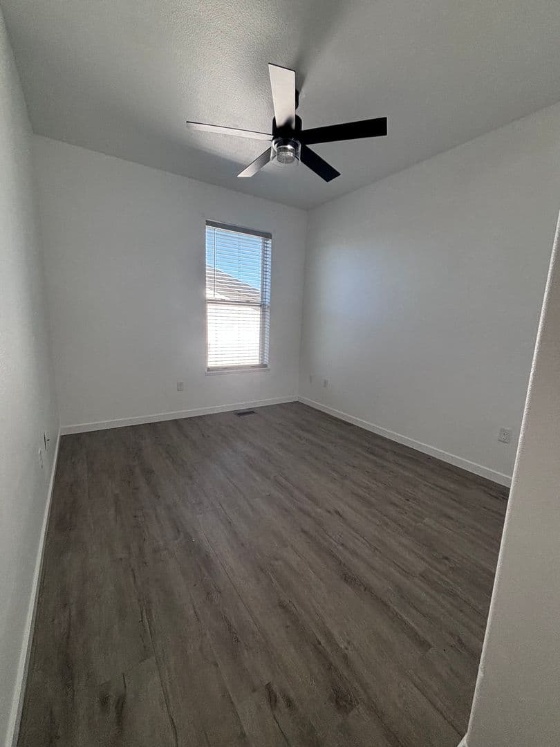 Minot House: 10 Mulberry Loop NE