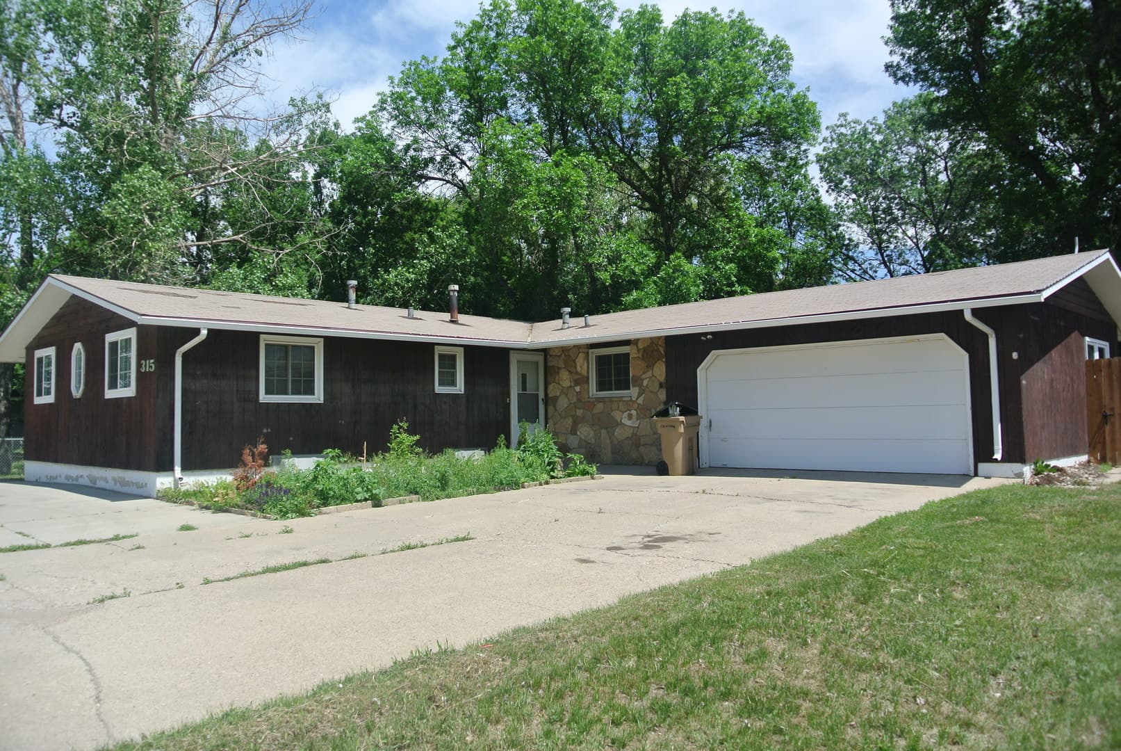 Minot House: 315 16th St SW