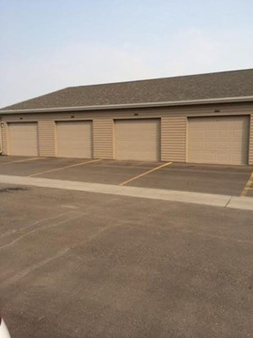 Minot Apartment: 2100 33rd St NW