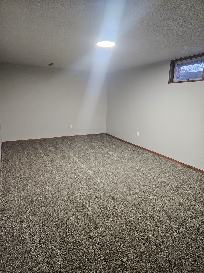Minot Apartment: 1732-1734 6th St SE