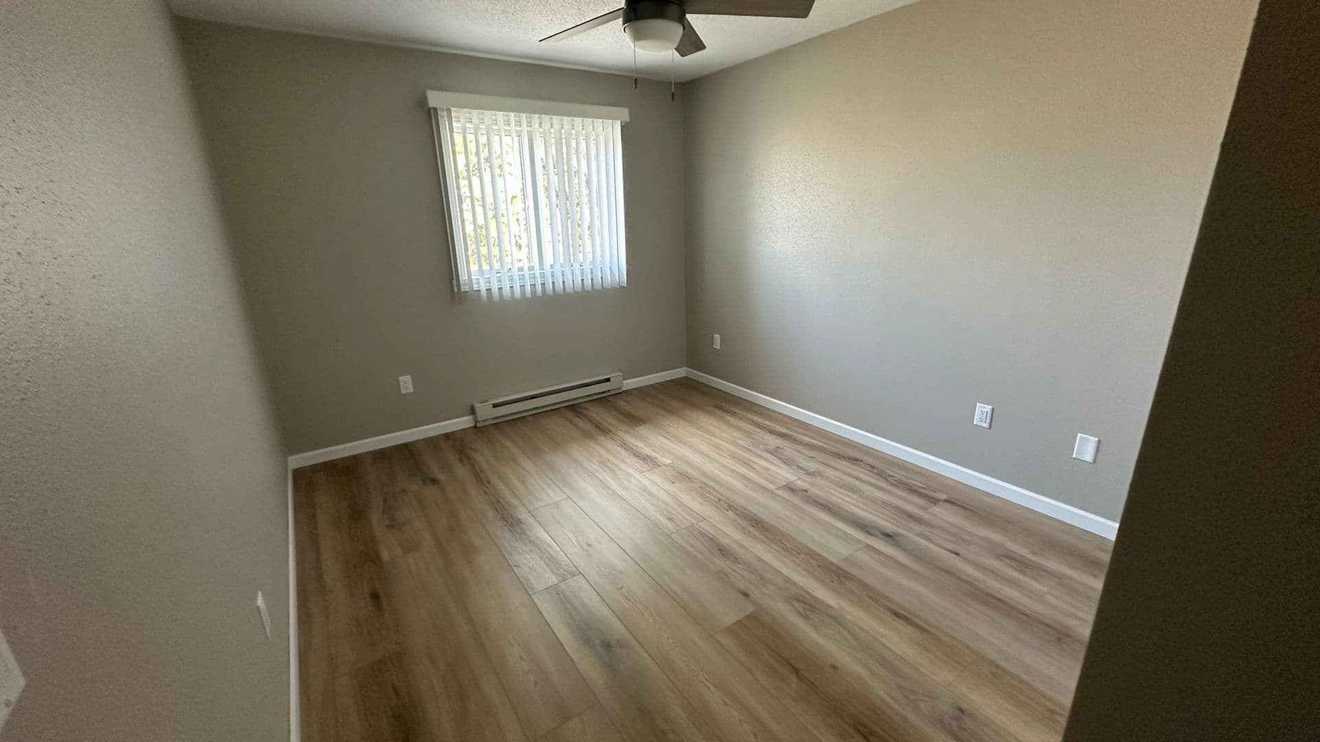 Rugby Apartment: 407 2nd Ave NE