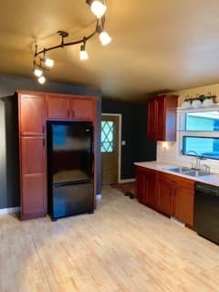 Minot House: 522 25th Ave NW