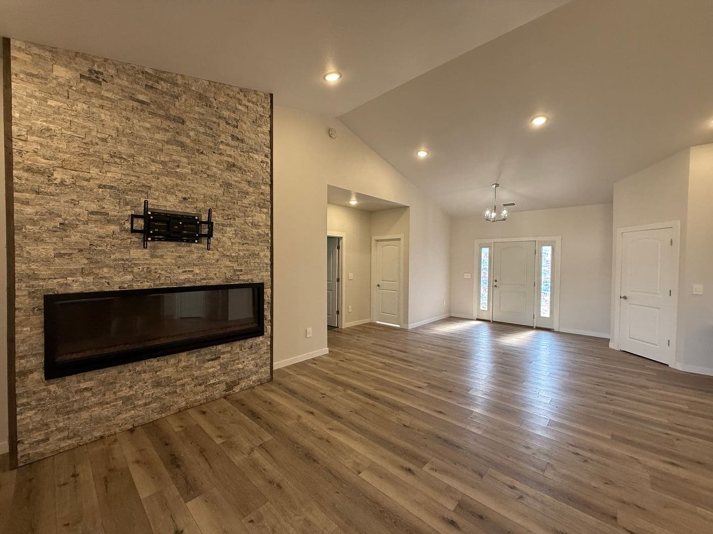 Minot House: 9 Mulberry Loop NE