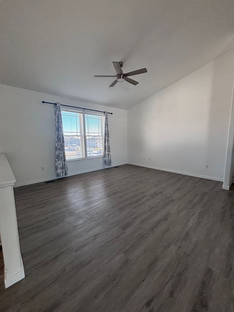 Minot House: 10 Mulberry Loop NE