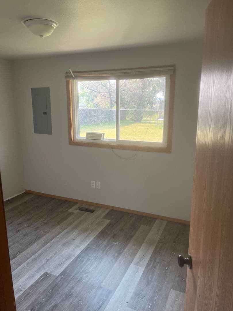 Minot Apartment: 2521-2527 2nd Ave SW