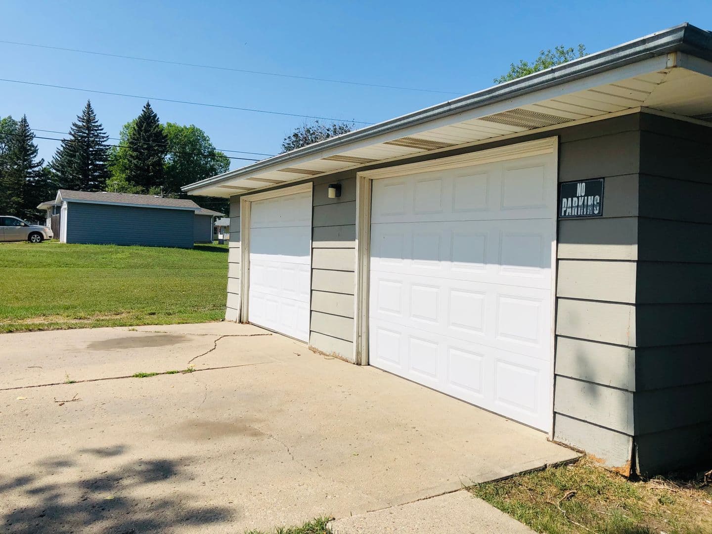 Minot Apartment: 2001/2003 Skyline Drive