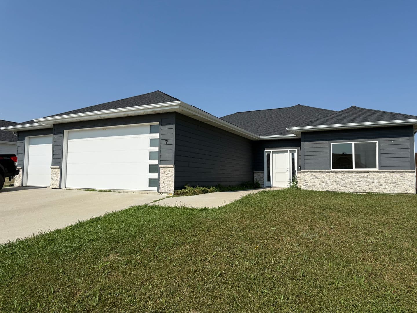 Minot House: 9 Mulberry Loop NE