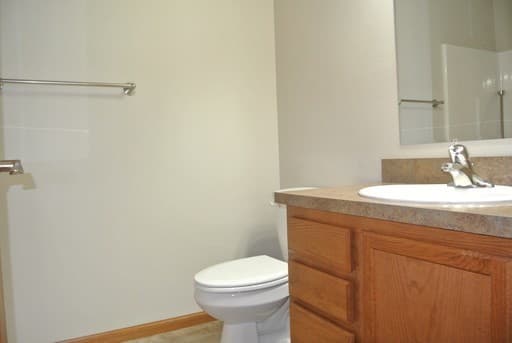 Minot Apartment: 1100 32nd Ave SW