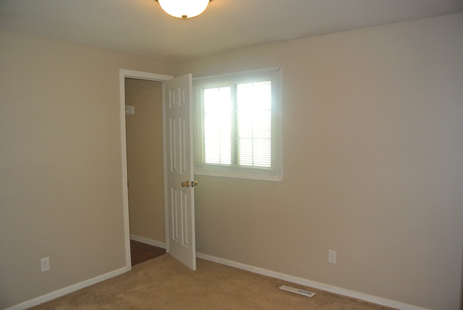 Minot House: 315 16th St SW