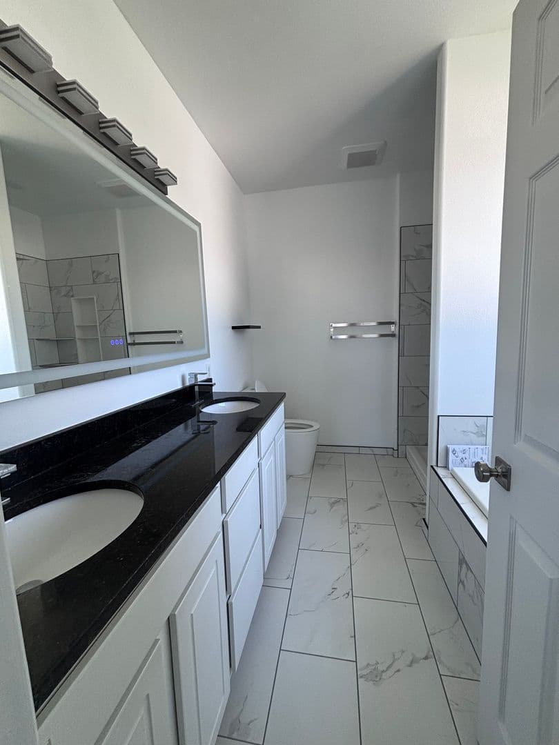 Minot House: 10 Mulberry Loop NE