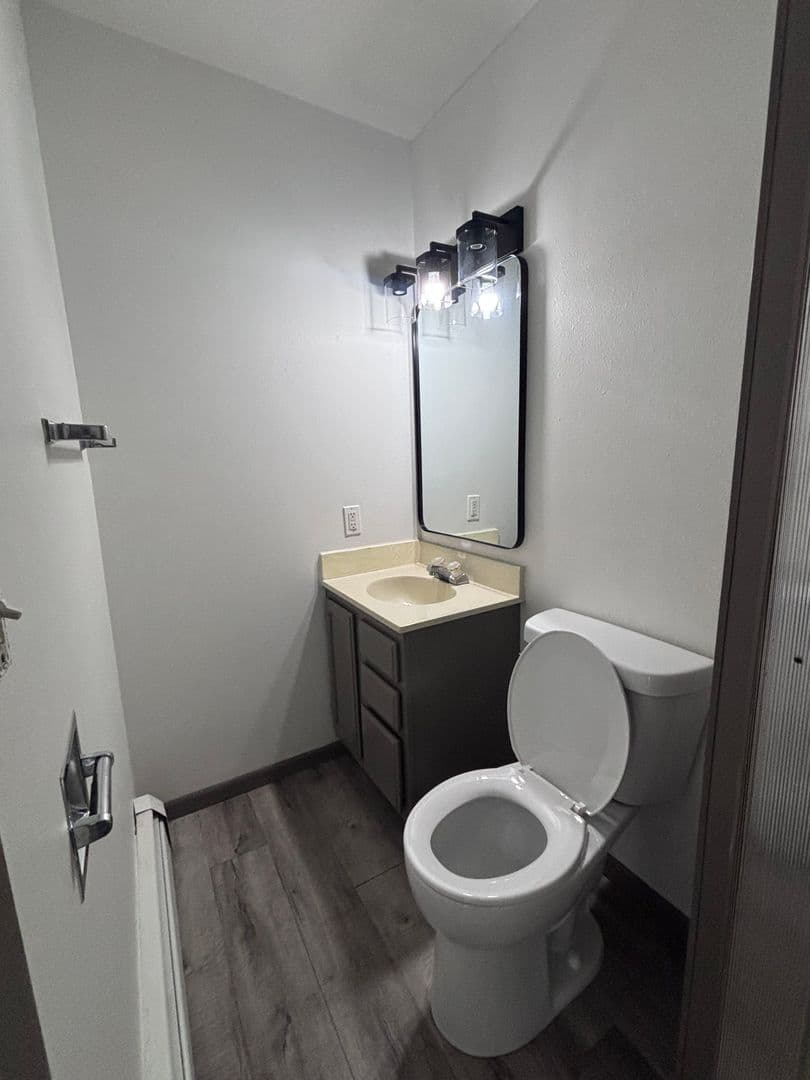 Minot Apartment: 1900 5th St SE