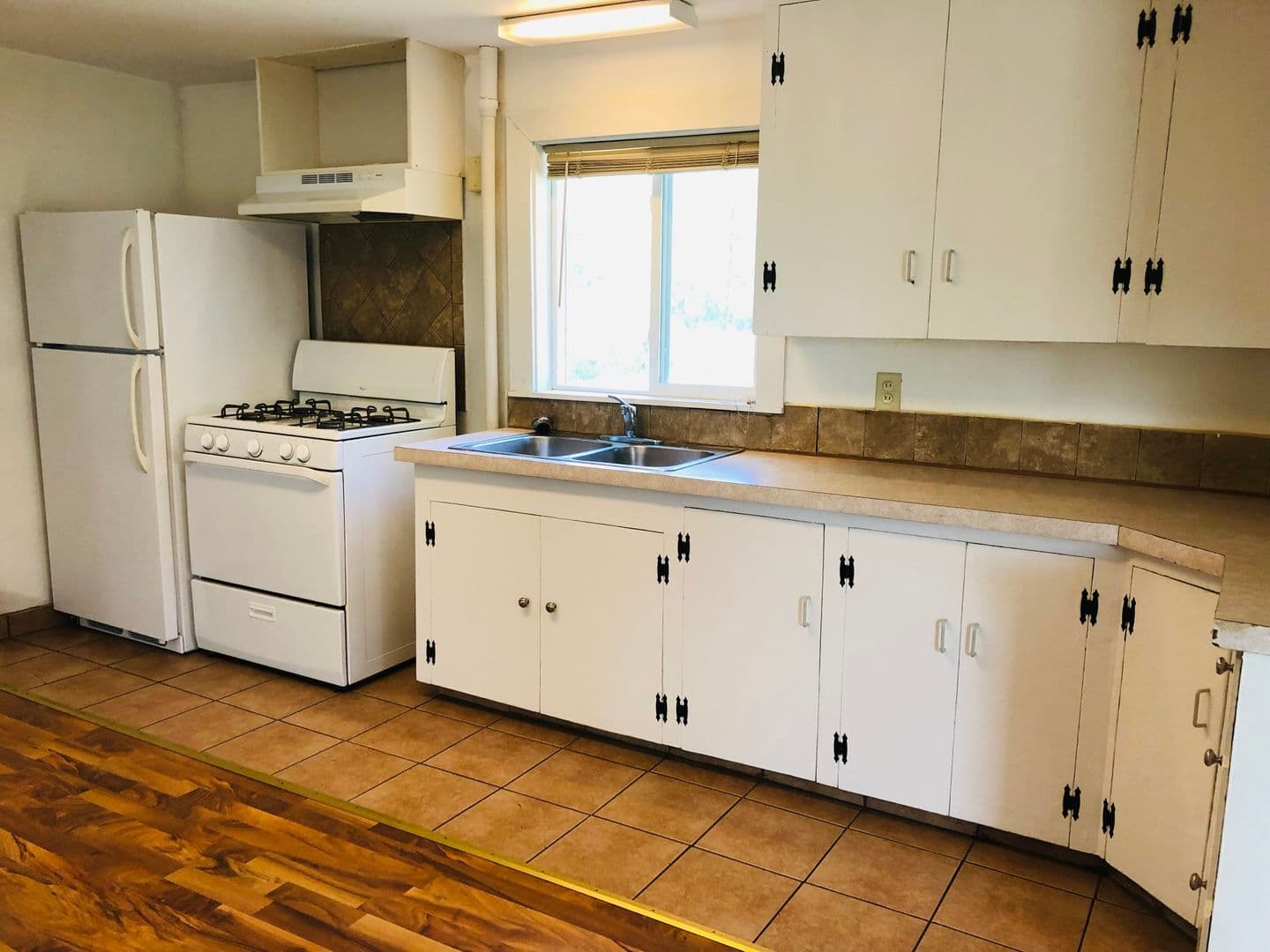 Minot House: 1600 2nd St SE