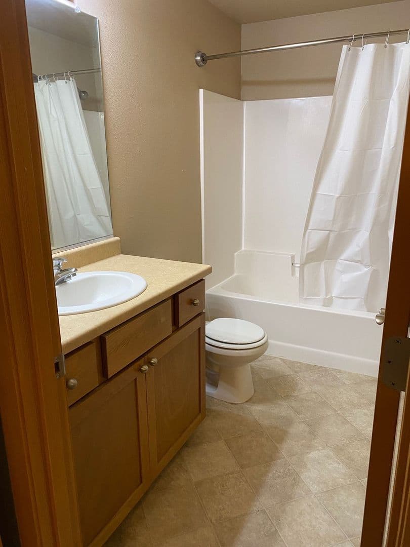Minot Apartment: 1624 20th Ave NW #203