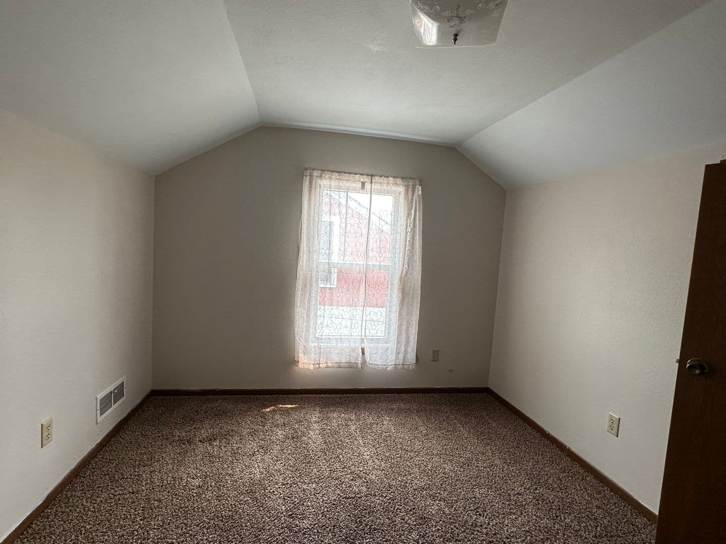 Minot House: 604 4th St NE