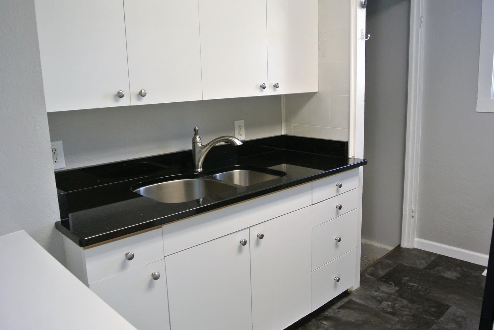 Minot House: 1021 9th St NW