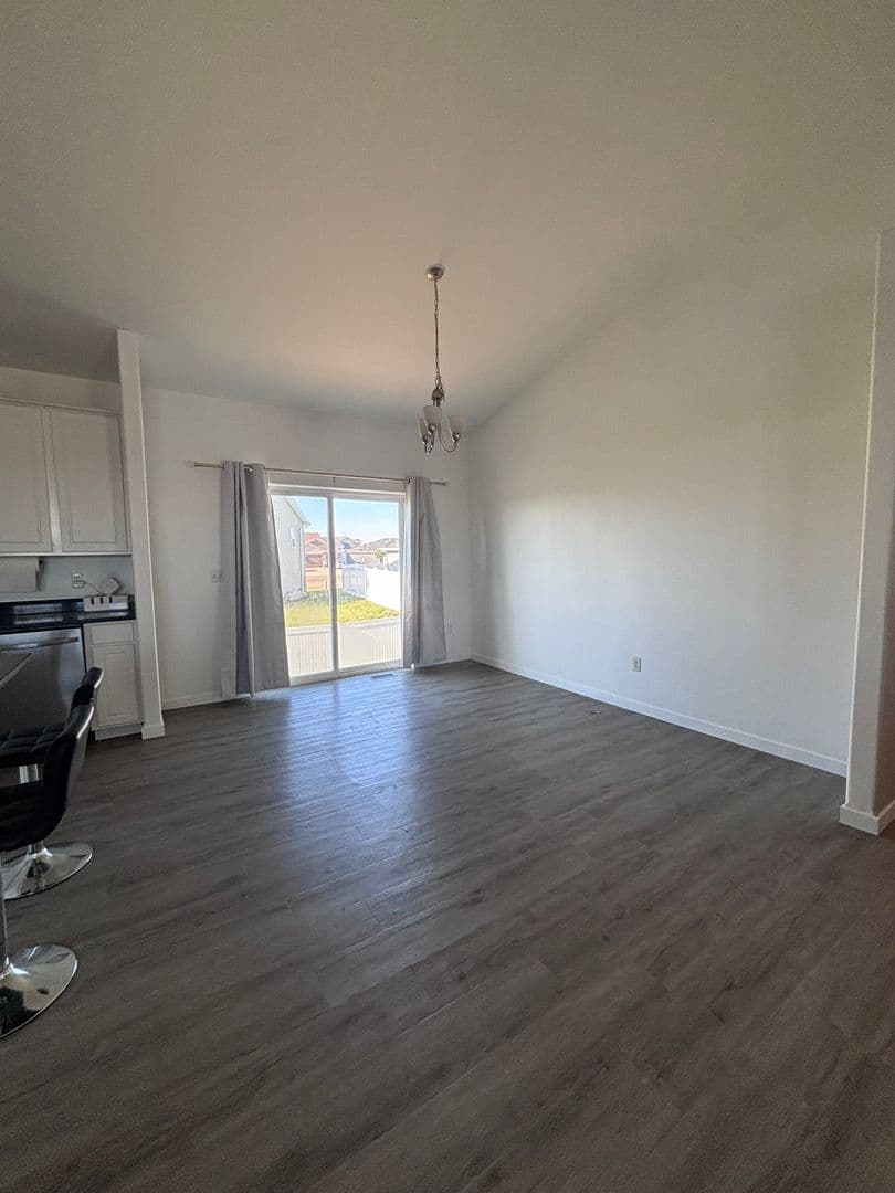 Minot House: 10 Mulberry Loop NE