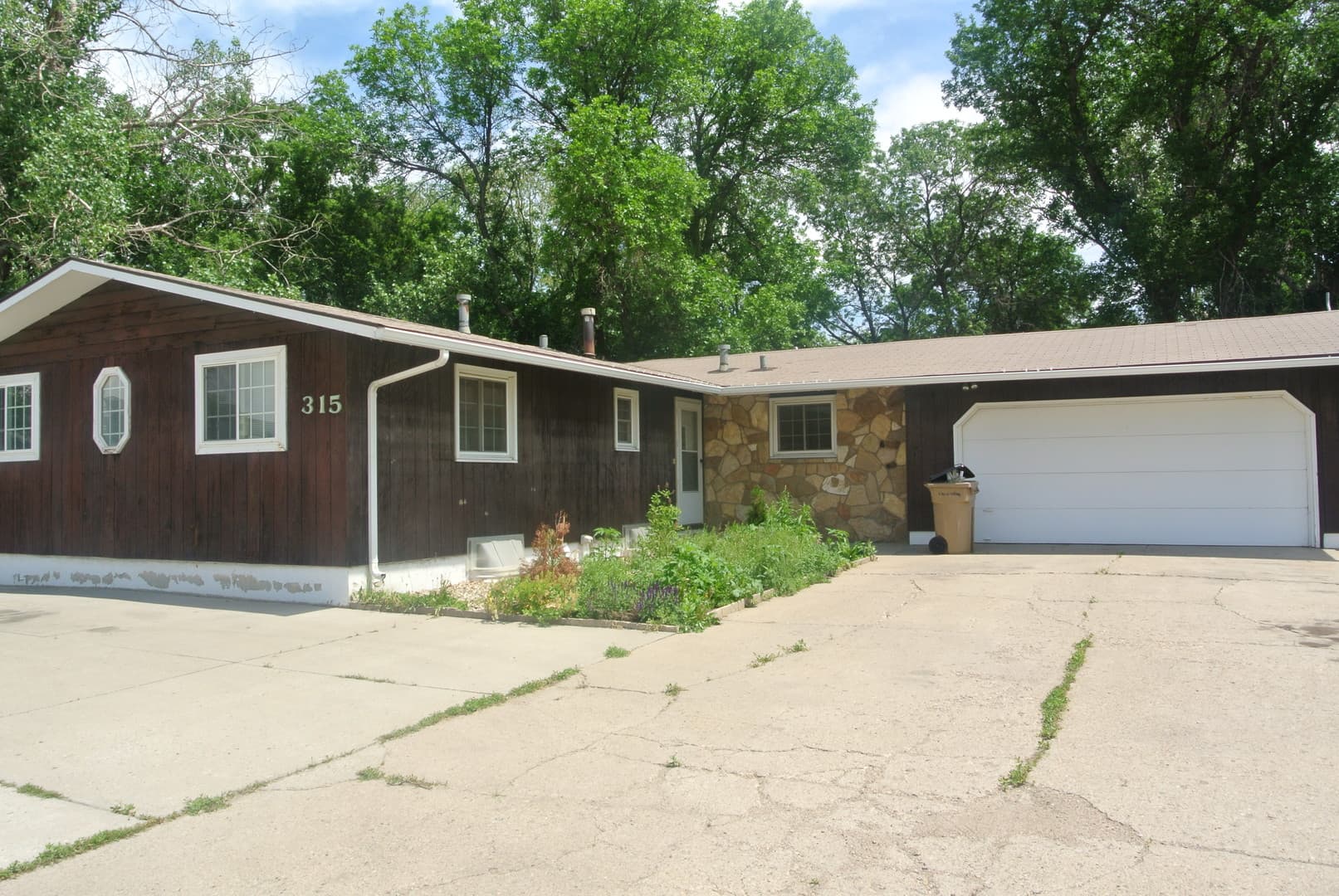 Minot House: 315 16th St SW