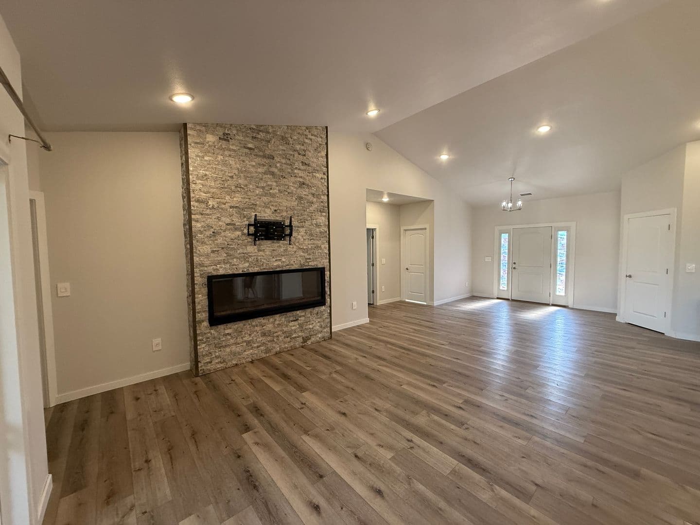 Minot House: 9 Mulberry Loop NE