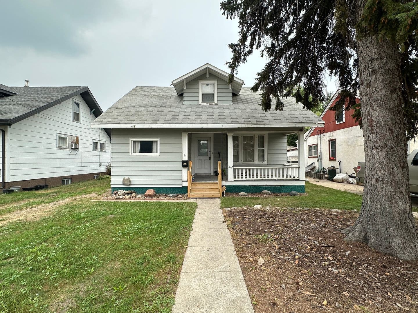 Minot House: 604 4th St NE