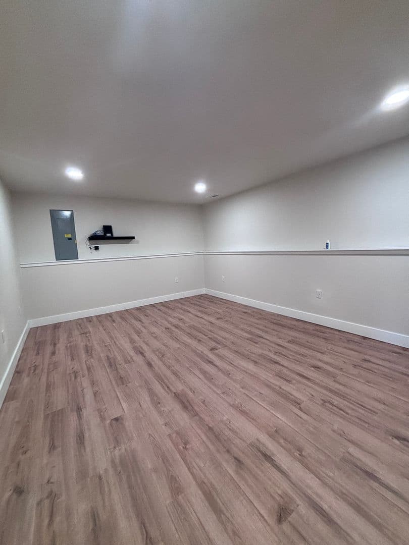 Minot House: 10 Mulberry Loop NE