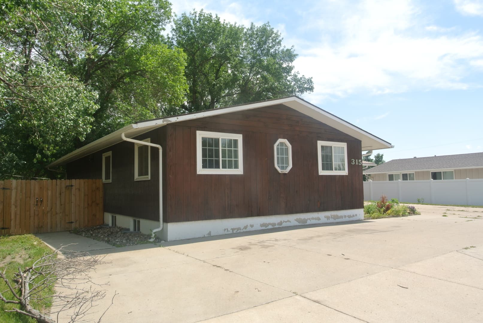 Minot House: 315 16th St SW