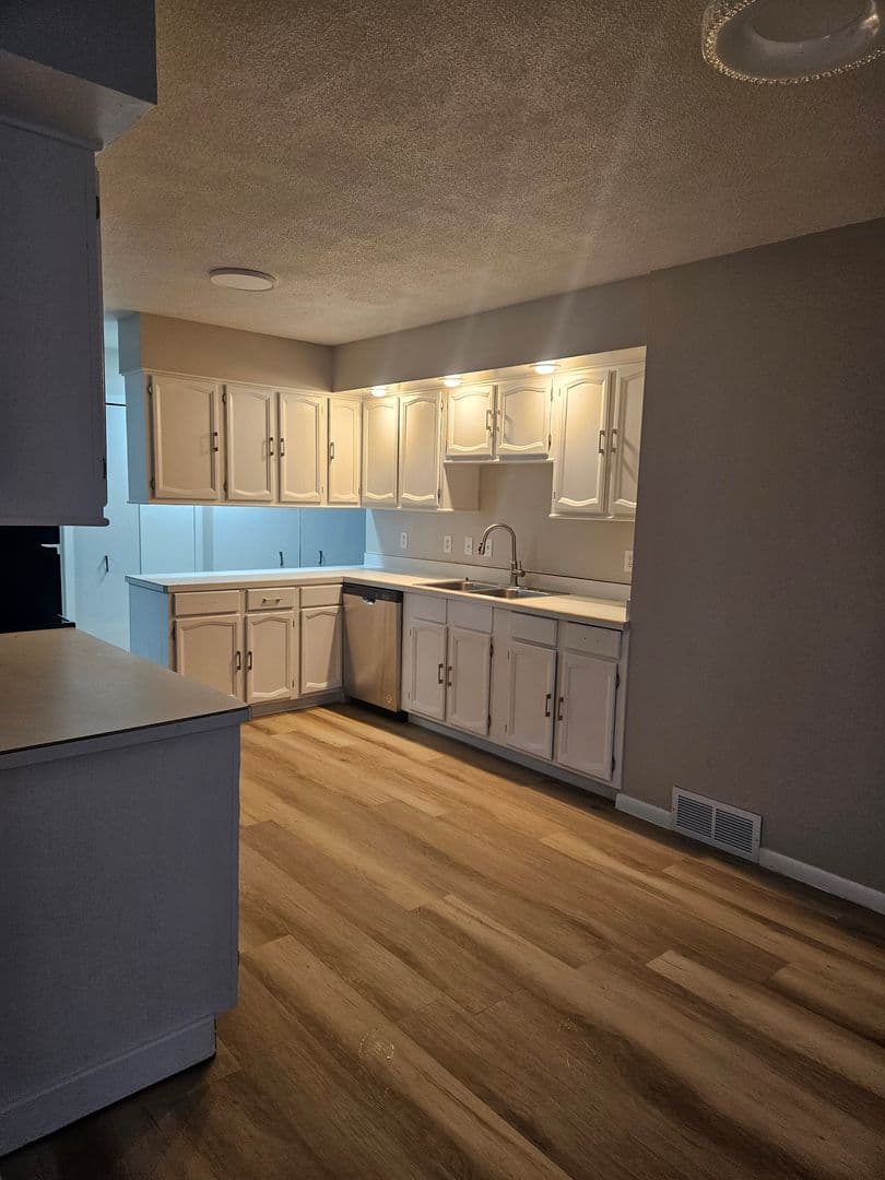 Minot Apartment: 1732-1734 6th St SE