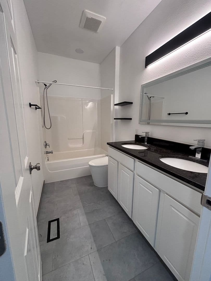 Minot House: 10 Mulberry Loop NE