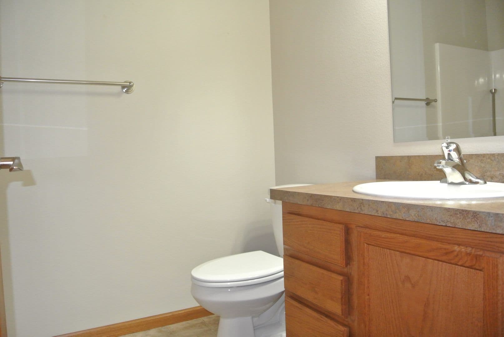 Minot Apartment: 1100 32nd Ave SW