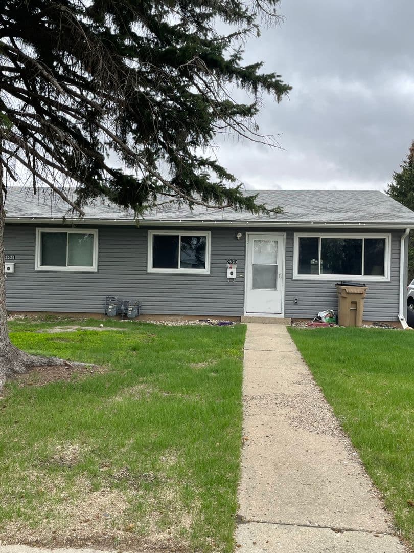 Minot Apartment: 2521-2527 2nd Ave SW
