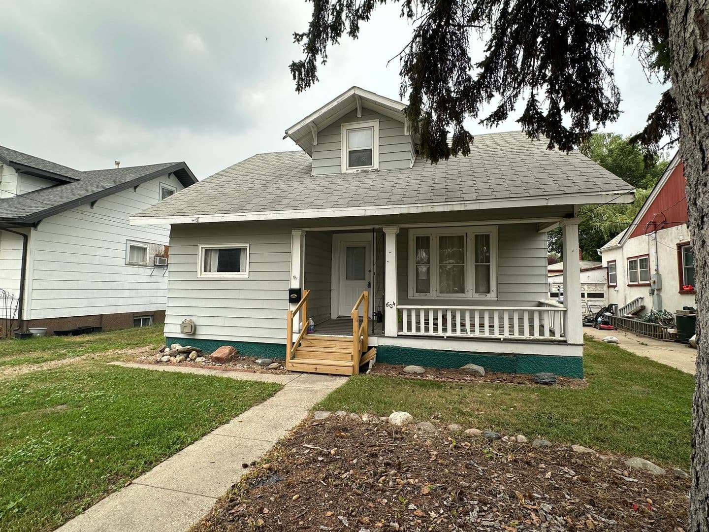 Minot House: 604 4th St NE