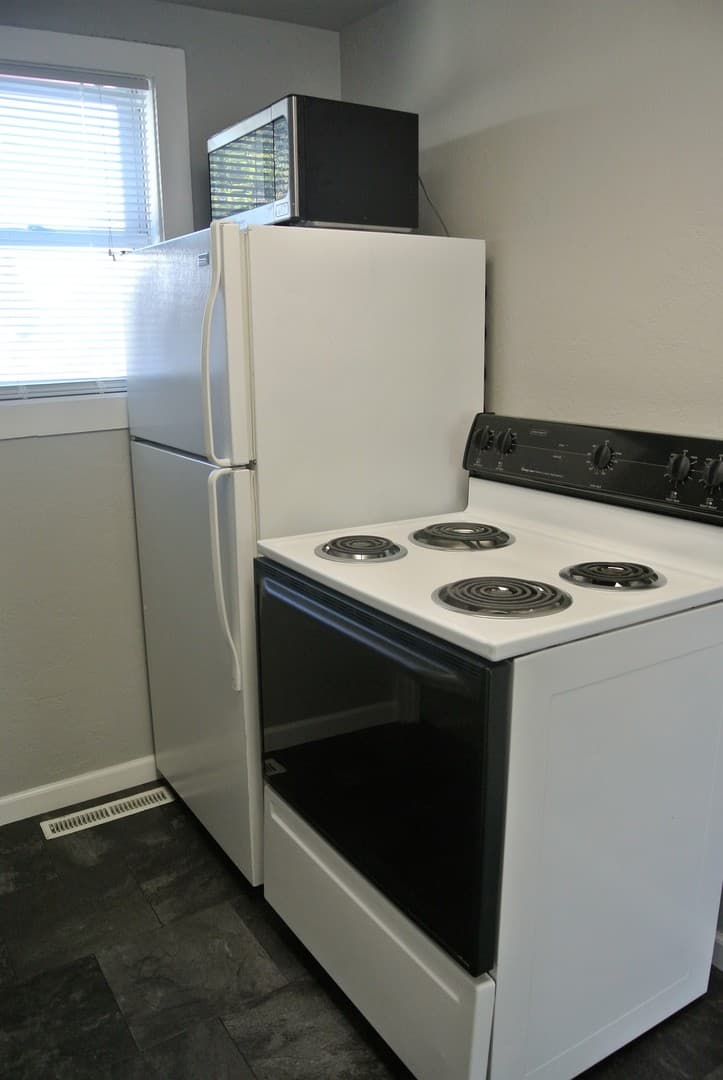 Minot House: 1021 9th St NW