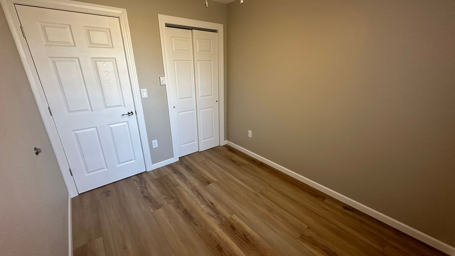 Rugby Apartment: 407 2nd Ave NE