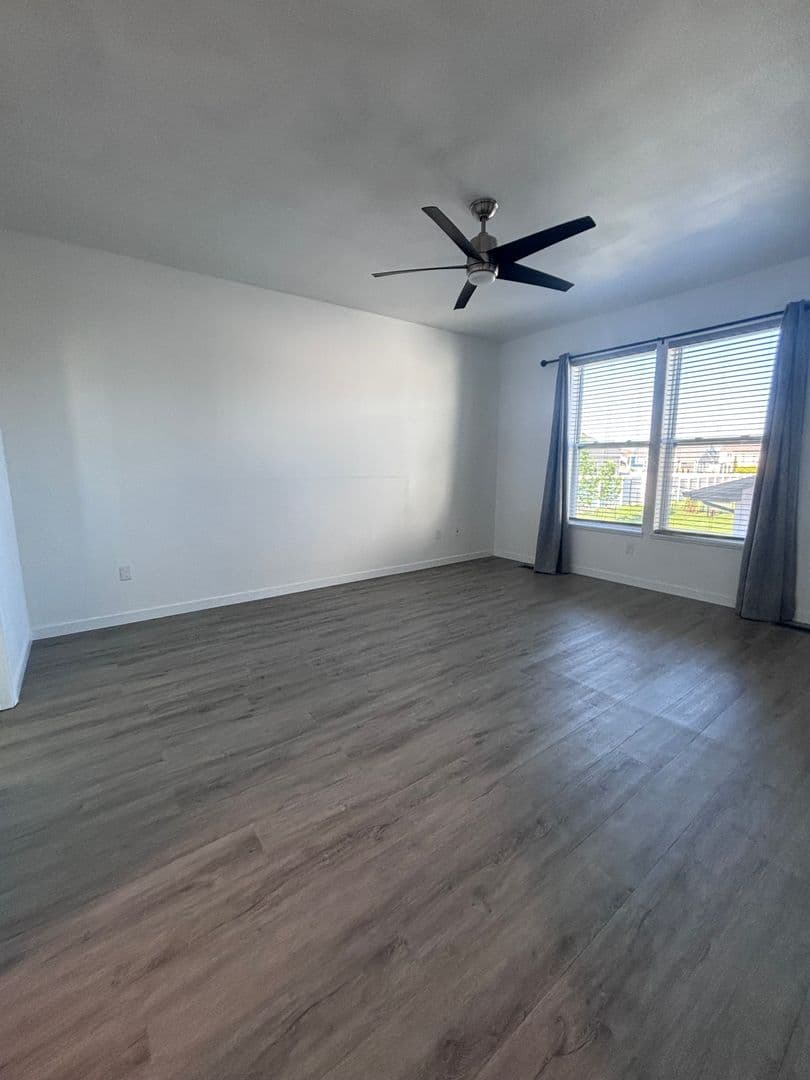 Minot House: 10 Mulberry Loop NE