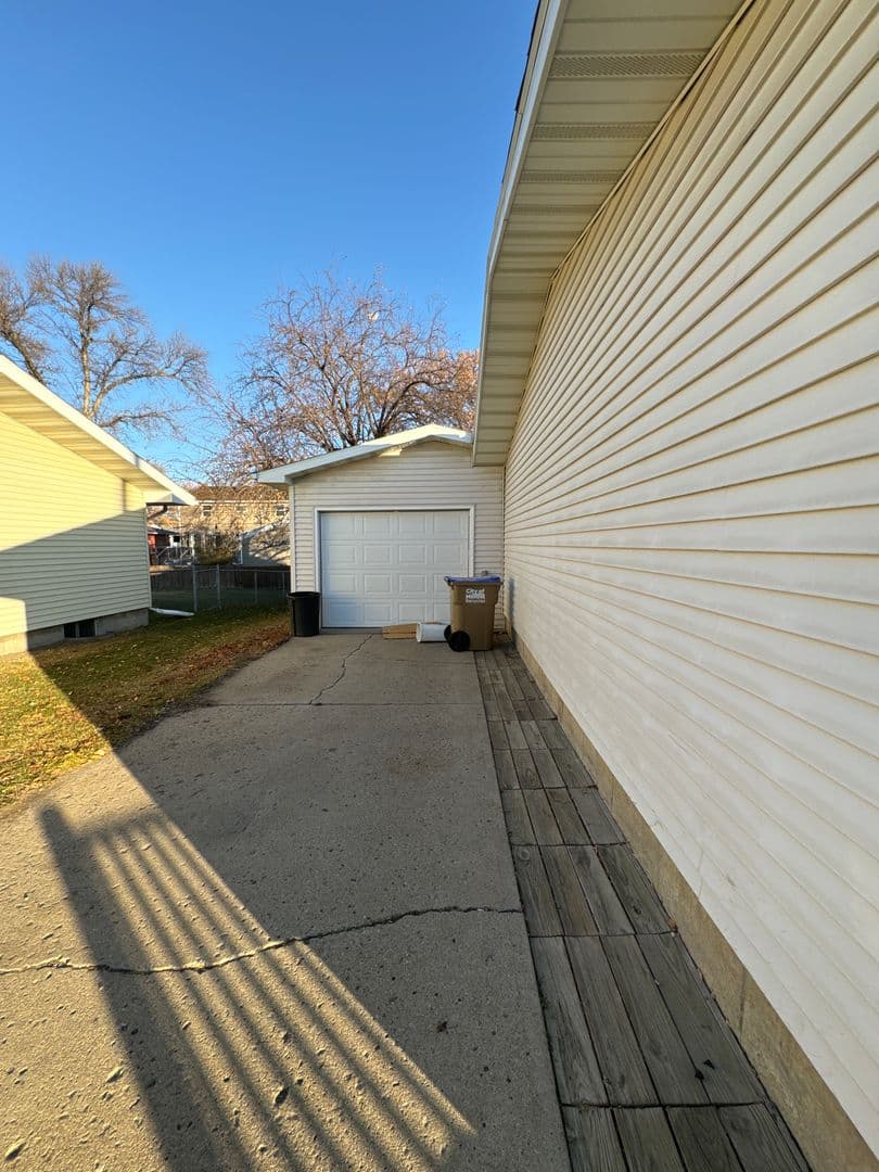 Minot House: 820 2nd Ave SW