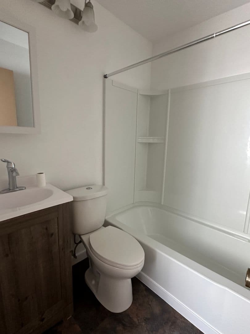 Minot House: 604 4th St NE