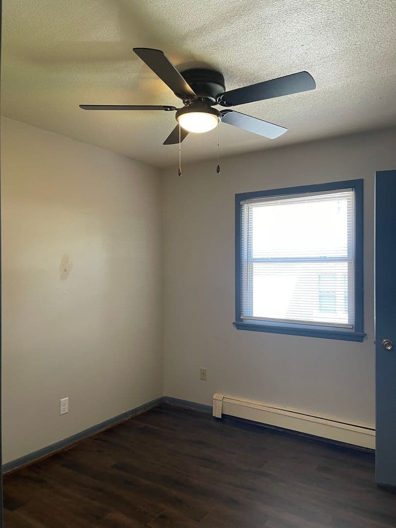 Des Moines Apartment: 1075 33rd St