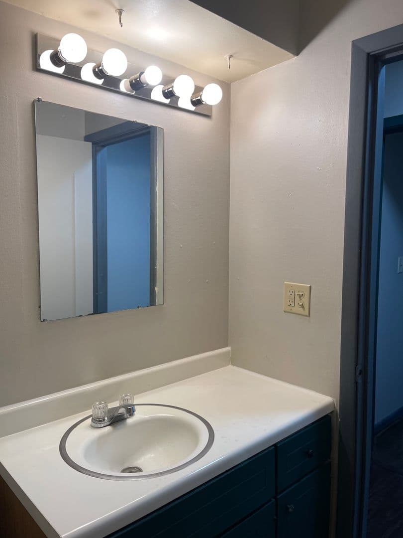 Des Moines Apartment: 1075 33rd St