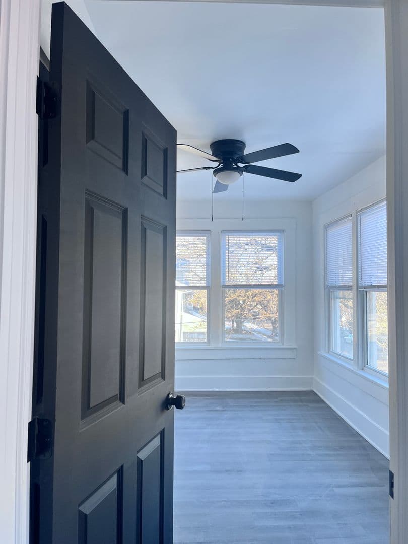 Des Moines Apartment: 1082 21st St