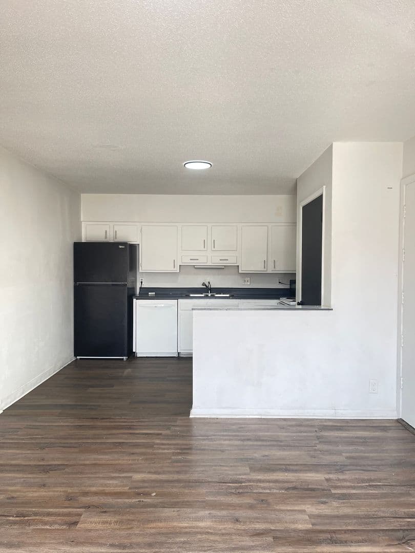 Des Moines Apartment: 6315 Hickman Rd, 6319 Hickman Rd