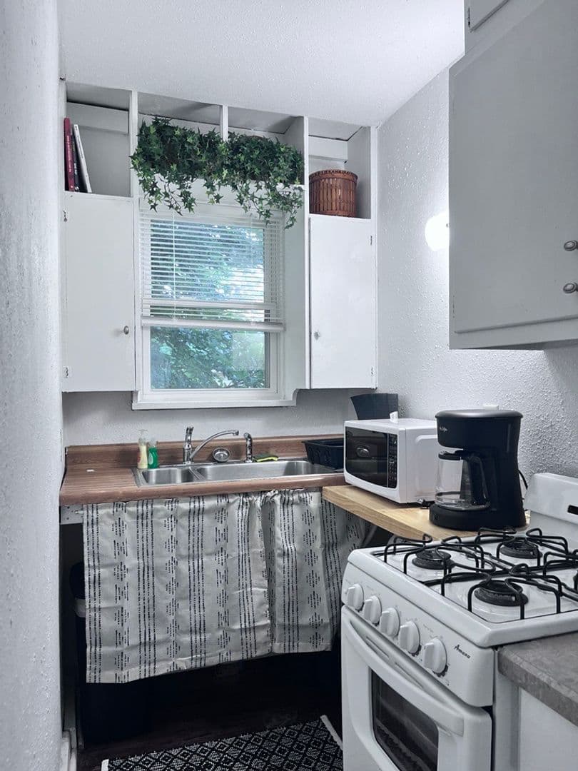 Des Moines Apartment: 1111 27th St