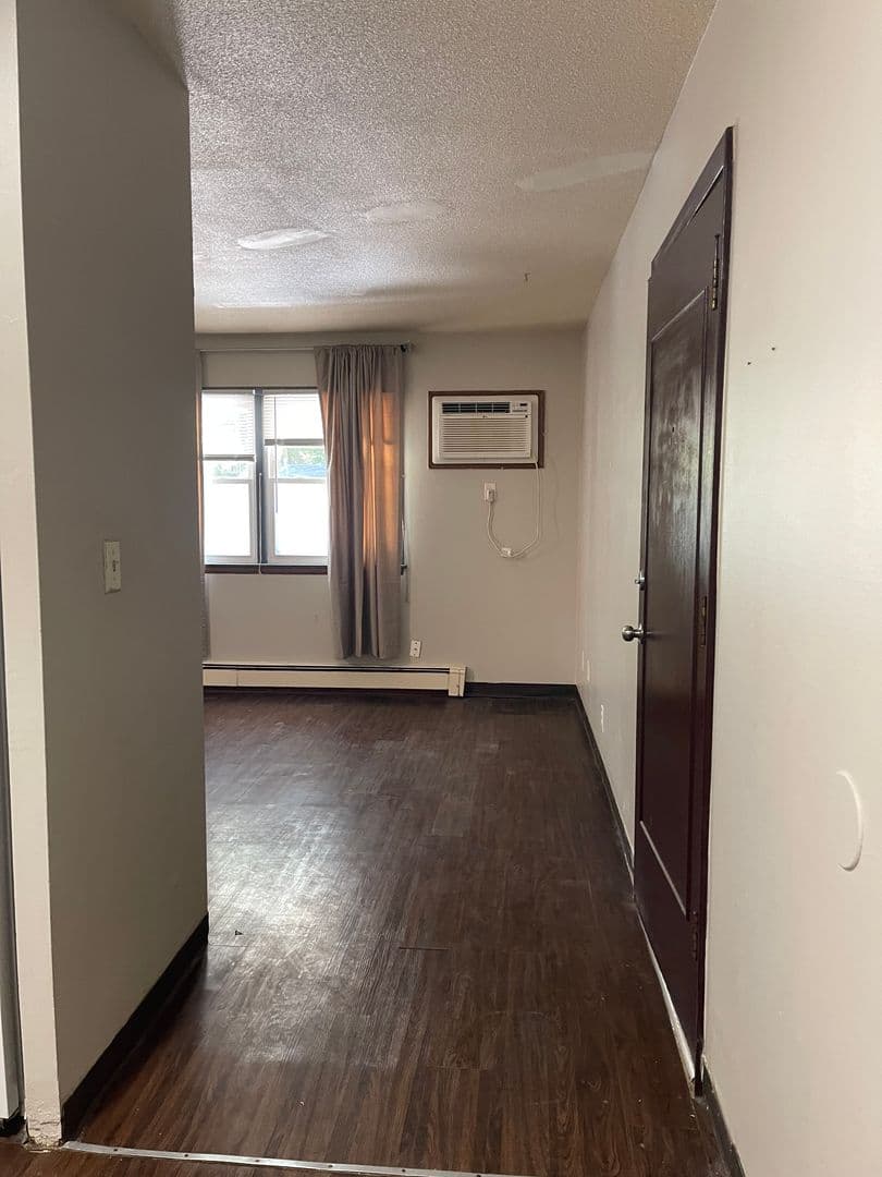Des Moines Apartment: 1075 33rd St