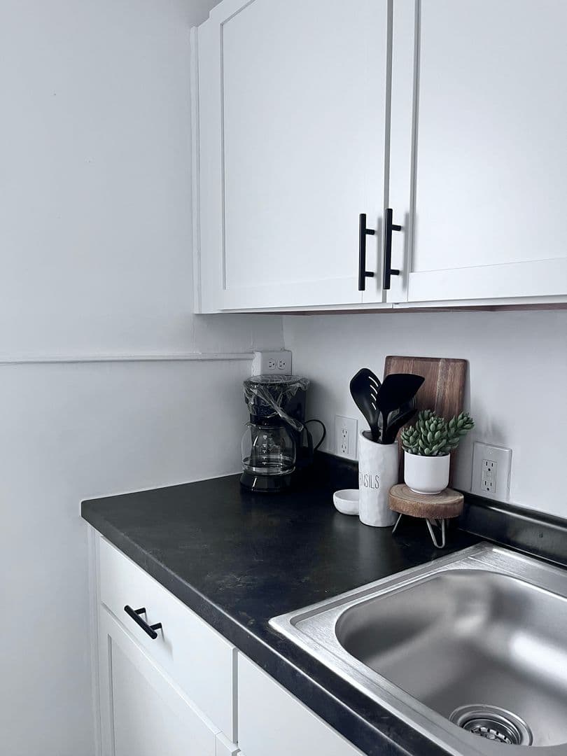 Des Moines Apartment: 1082 21st St
