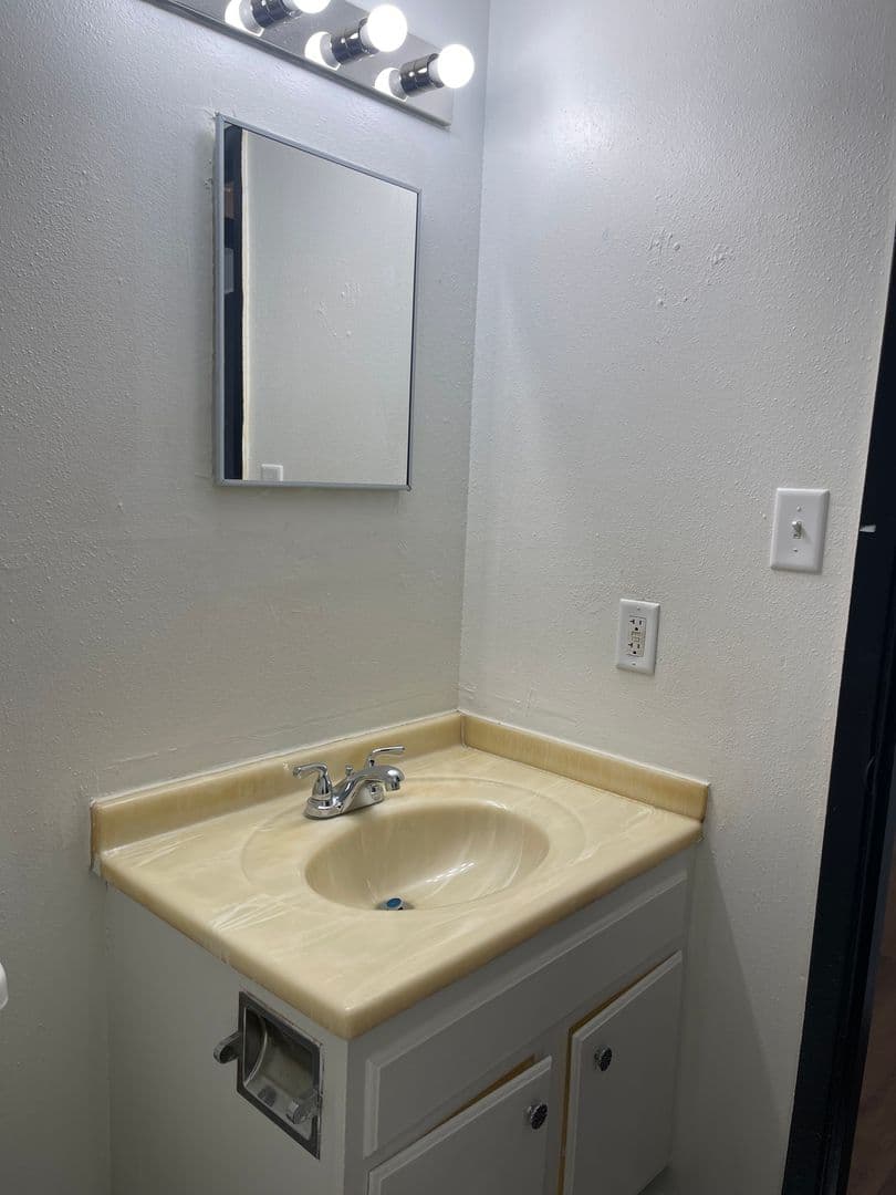 Des Moines Apartment: 6315 Hickman Rd, 6319 Hickman Rd