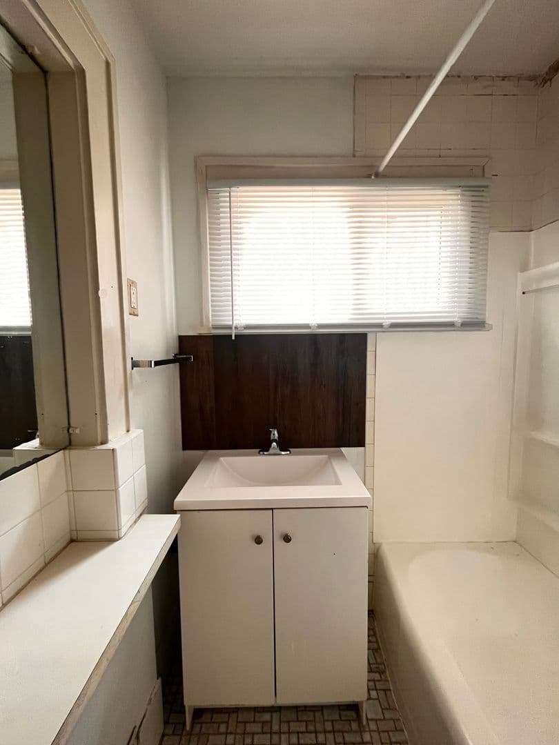 Des Moines Apartment: 3438 (11-plex), 3434 (4-plex), 3414 (parking lot) University Ave, 3436 University, 1145 35th Street